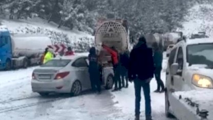 Osmaniye’de kar ve buzlanma: 5 araç birbirine girdi