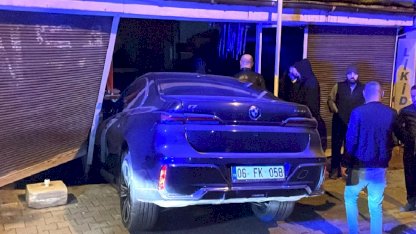 Sivas'ta fren yerine gaza basan kadın sürücü markete girdi