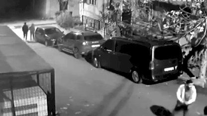 Sokakta Araç Aynalarına Tekme