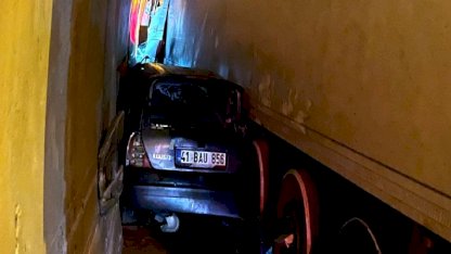 TEM Otoyolu Kocaeli geçişinde tünelde kaza: Otomobil tır ile duvar arasında sıkıştı