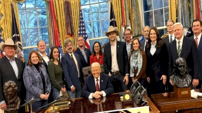 Trump'ın elindeki morlukların sırrı çözüldü: Yoğun tokalaşma trafiği