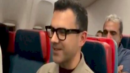 Ünlü spiker Özkan Öztürk, uçak yolculuğunda yolculara maç anlattı