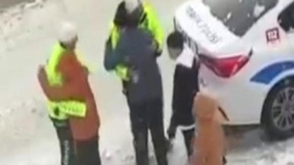 Van'da kar altında yürekleri ısıtan anlar: Kartopu oynadıkları polisleri sarılarak uğurladılar