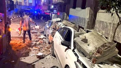 Zeytinburnu'nda Düşen Beton Araçlara Zarar Verdi