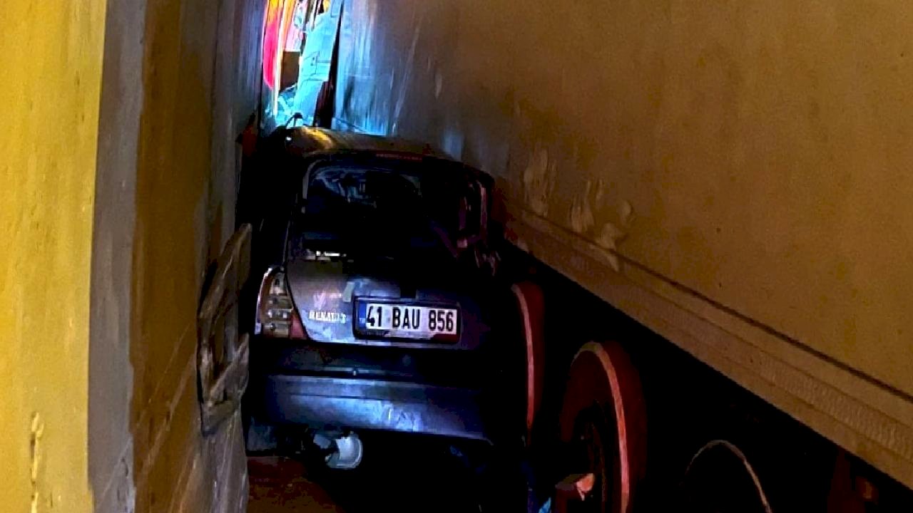 TEM Otoyolu Kocaeli geçişinde tünelde kaza: Otomobil tır ile duvar arasında sıkıştı