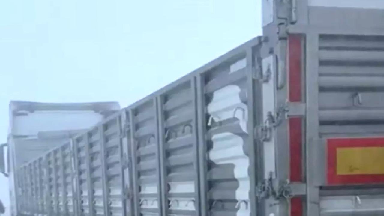 Tenduerek Geçidi'nde Kar ve Tipi Nedeniyle Ulaşım Aksadı