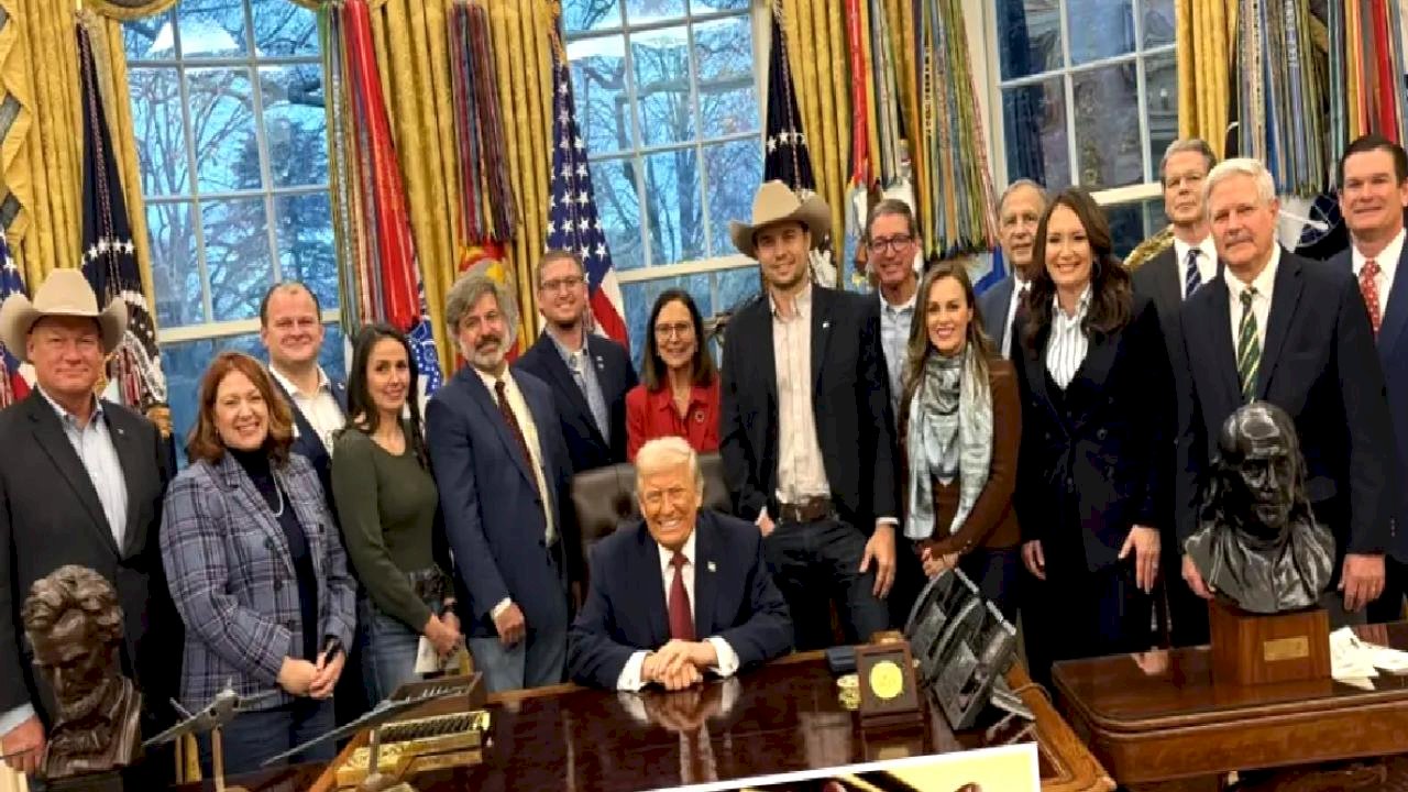 Trump&#039;ın elindeki morlukların sırrı çözüldü: Yoğun tokalaşma trafiği