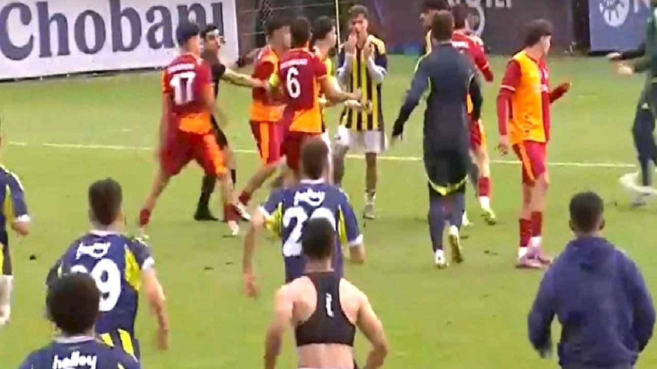 U19 Paf Ligi'nde Fenerbahçe-Galatasaray derbisinde kavga çıktı