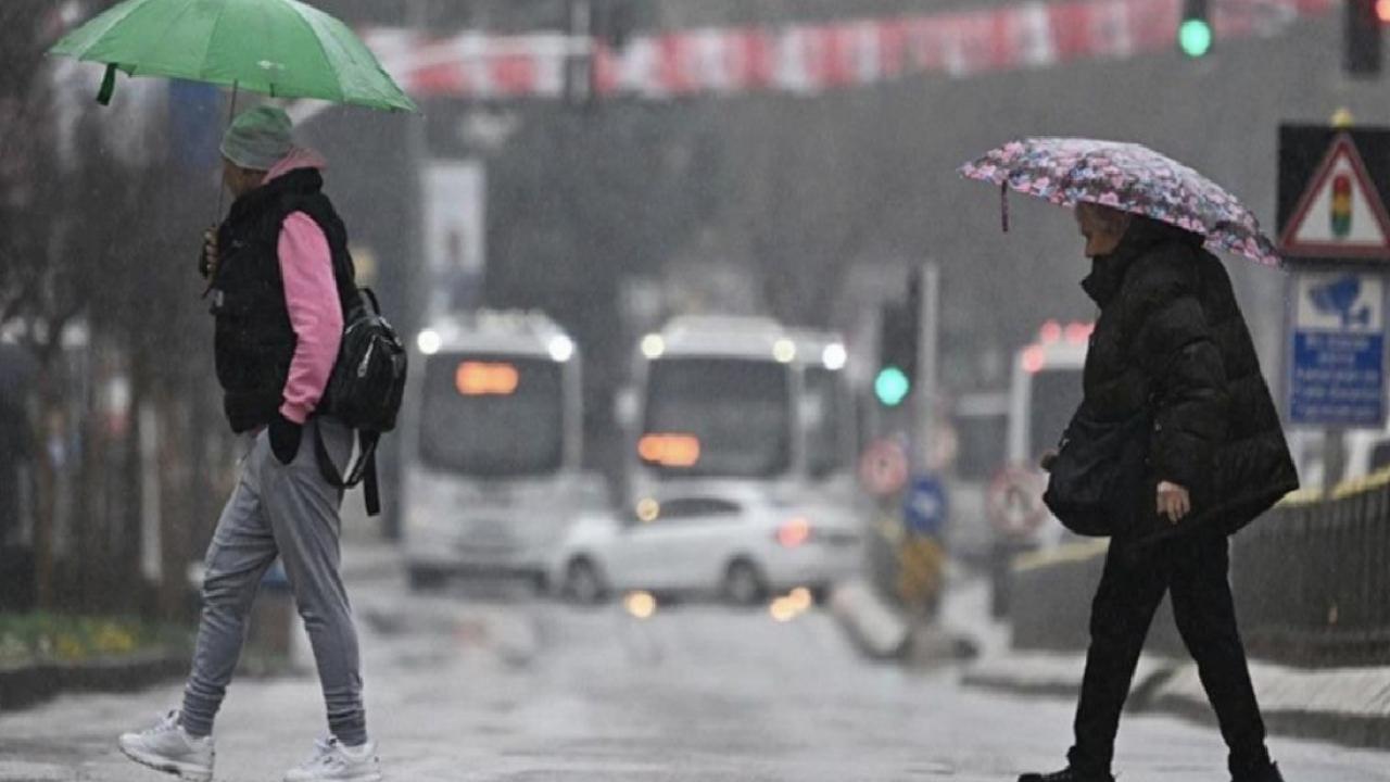 Ülke genelinde sağanak yağış hakim: Sıcaklıklar mevsim normallerinde seyredecek