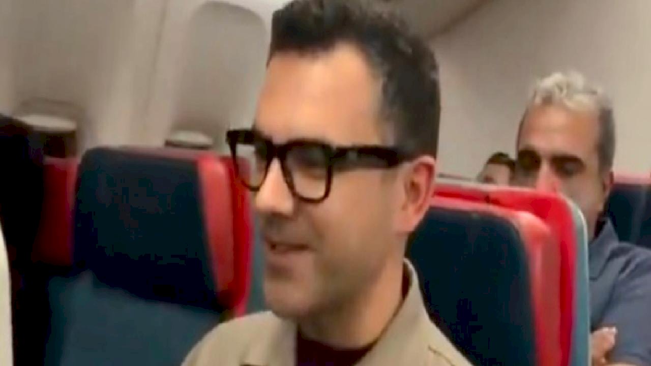 Ünlü spiker Özkan Öztürk, uçak yolculuğunda yolculara maç anlattı