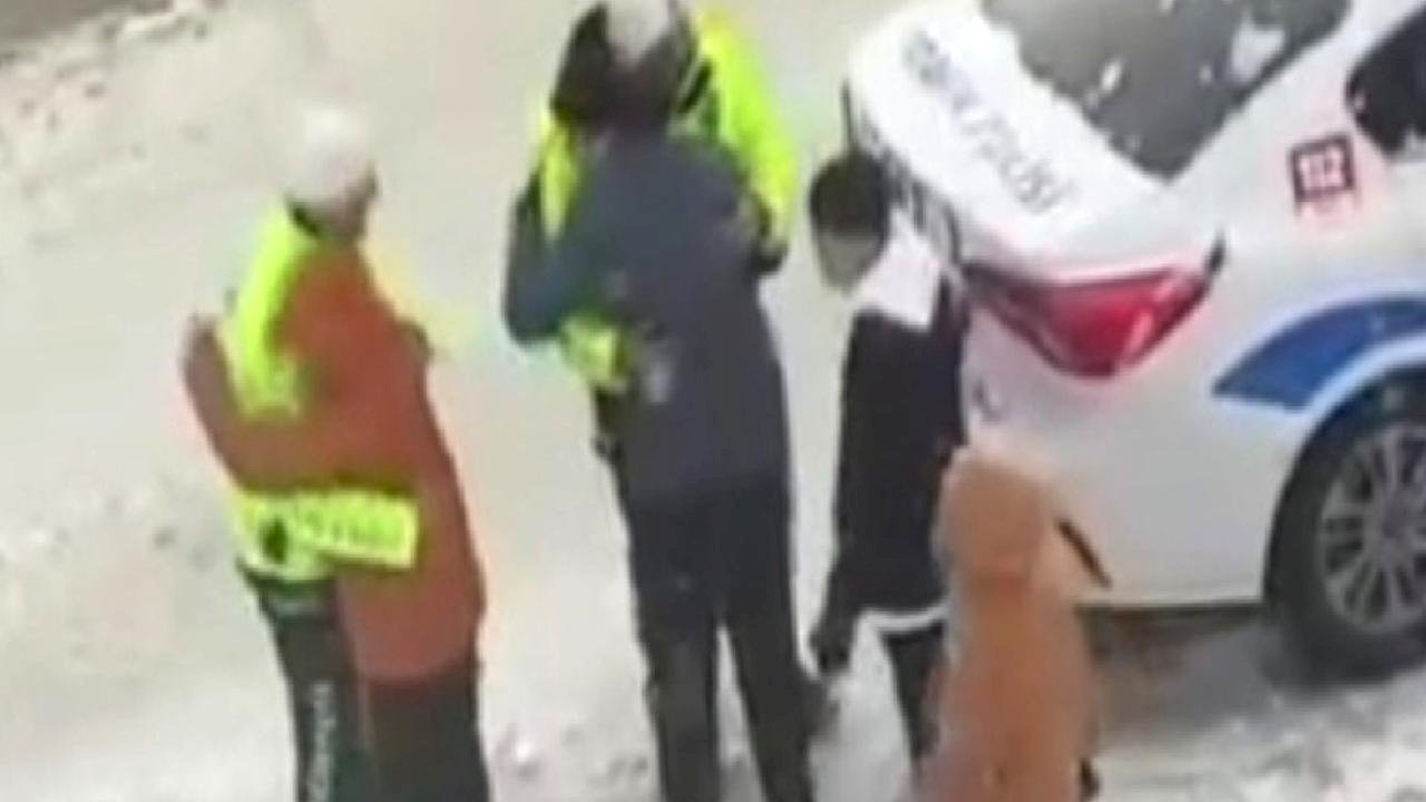 Van'da kar altında yürekleri ısıtan anlar: Kartopu oynadıkları polisleri sarılarak uğurladılar