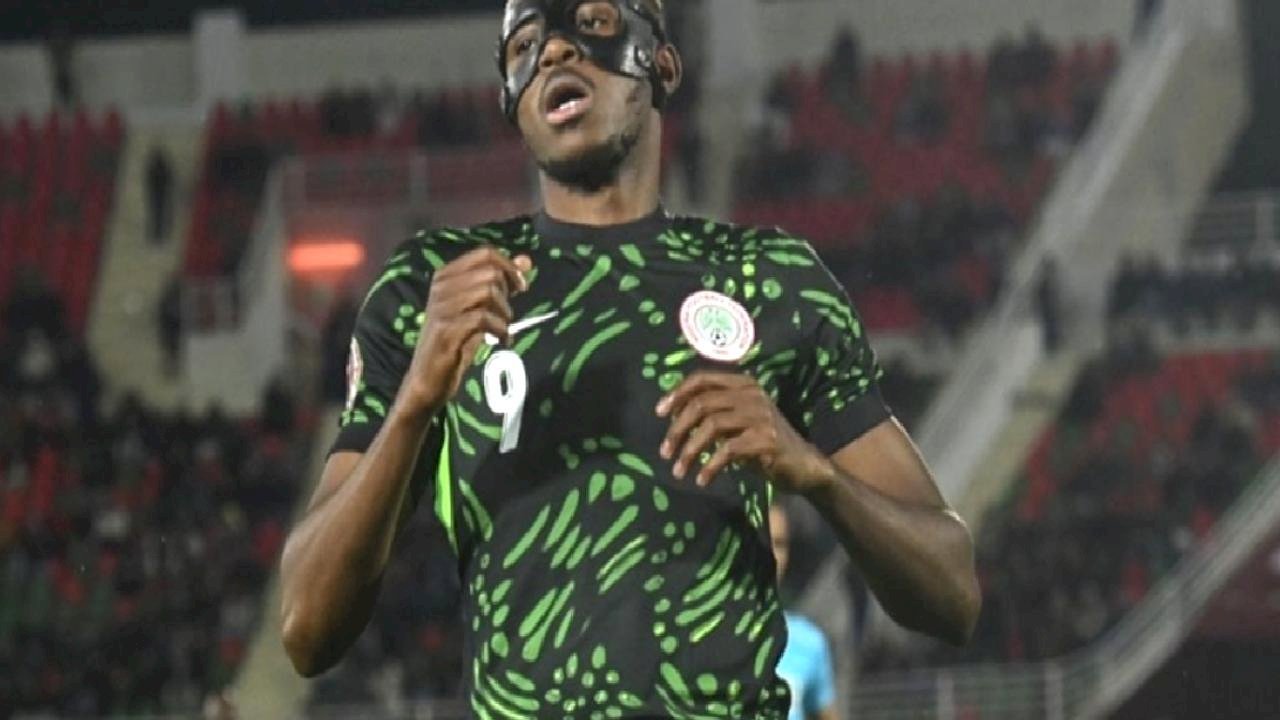 Victor Osimhen, milli takım kampında şarkı söyledi