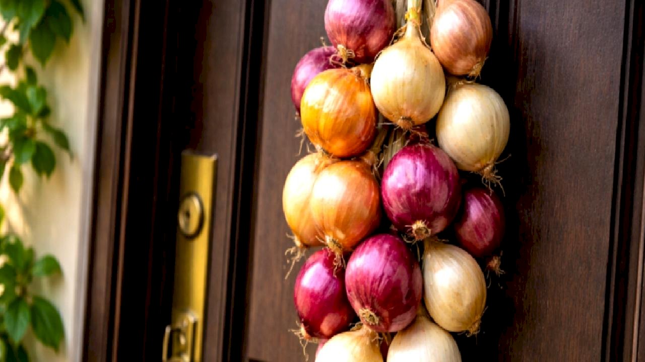 Yunanlılar yılbaşı gecesi kapıya soğan asıyor: İşte sebebi