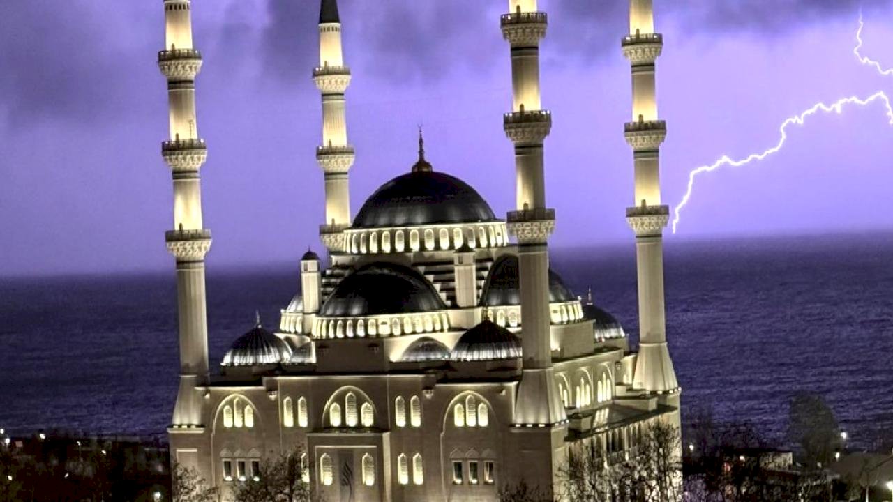 Zonguldak'ta şimşekler geceyi gündüze çevirdi