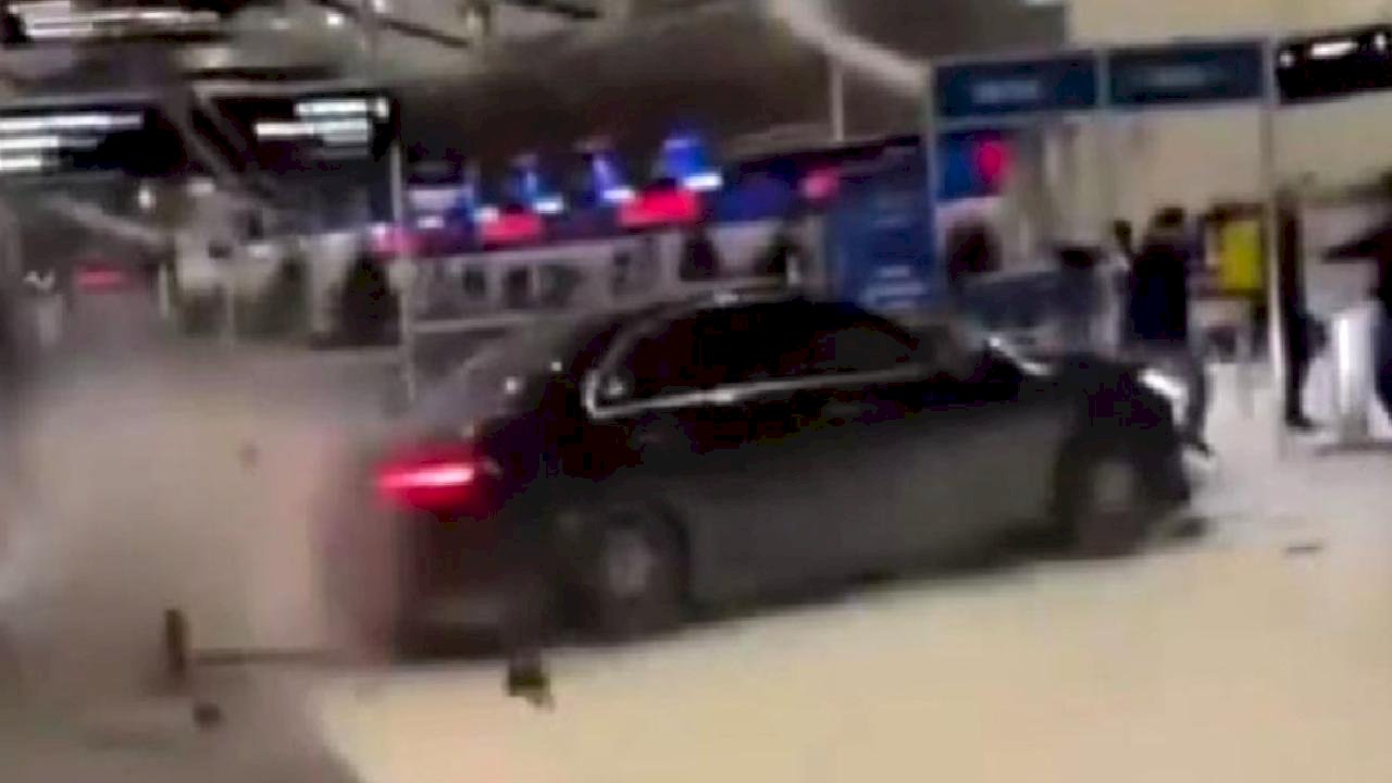 ABD'de bir kişi Detroit Havalimanı terminaline otomobille daldı