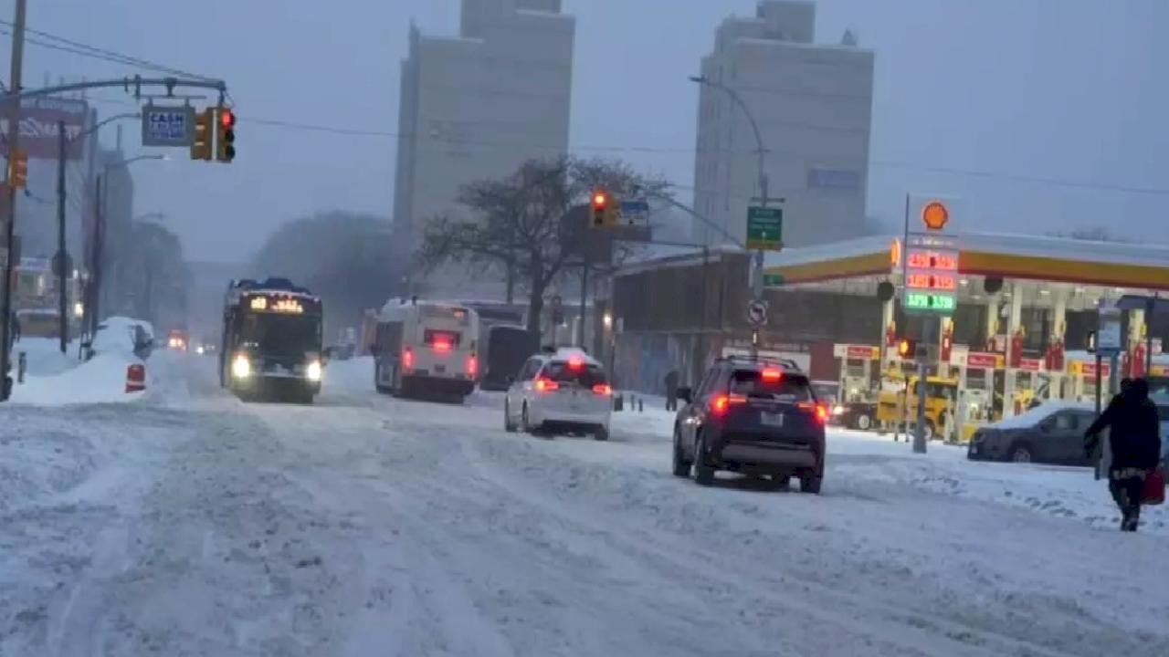 ABD'de kar fırtınası 5 can aldı: 13 bin uçuş iptal, 1 milyona yakın kişi elektriksiz kaldı