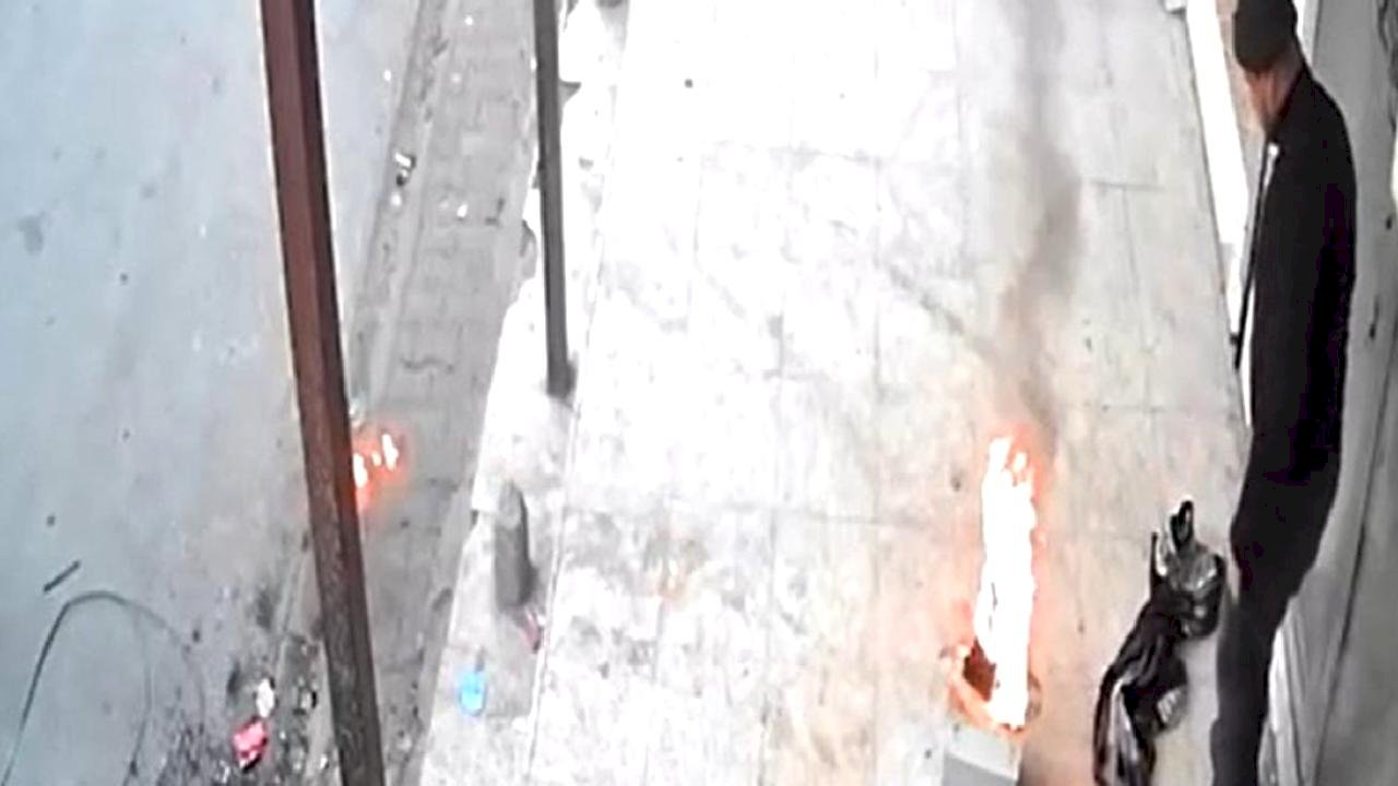 Adana'da benzinle harlamaya çalıştığı ateş aniden parladı: Panik anları kamerada