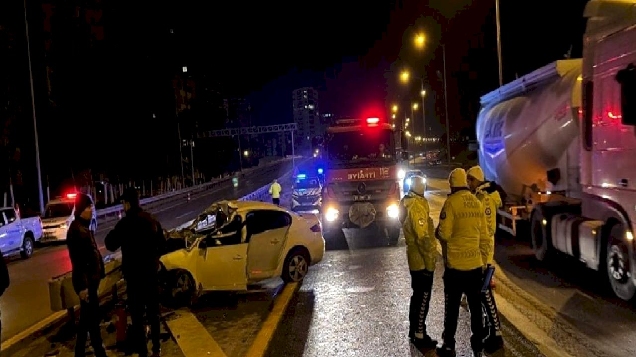 Adana'da tıra çarpan otomobilin sürücüsü hayatını kaybetti