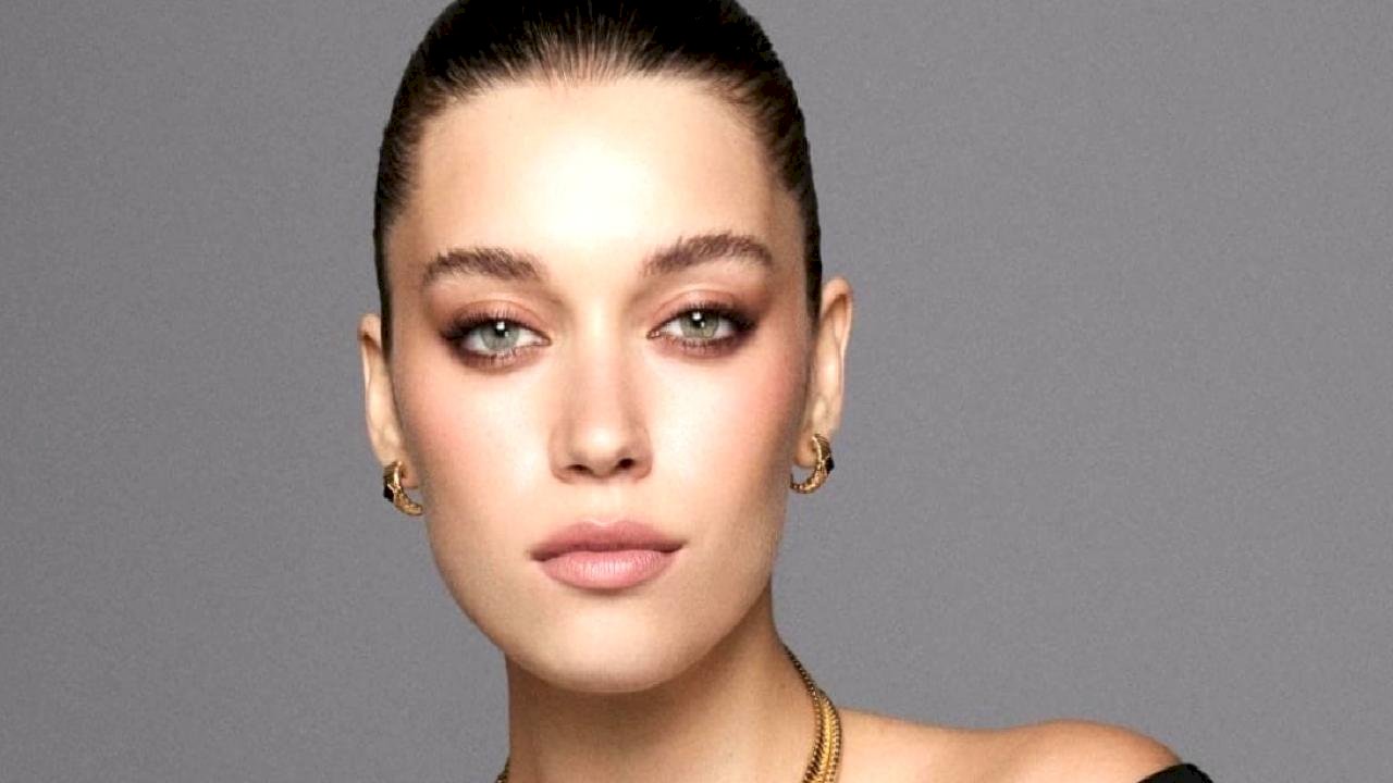 Afra Saraçoğlu, annesiyle poz verdi