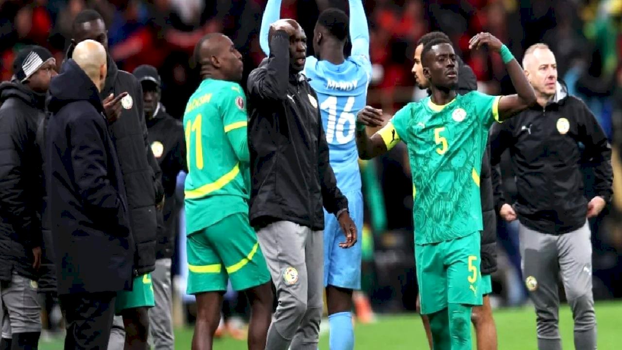 Afrika Uluslar Kupası'nda olaylı final: Sahadan çekildiler