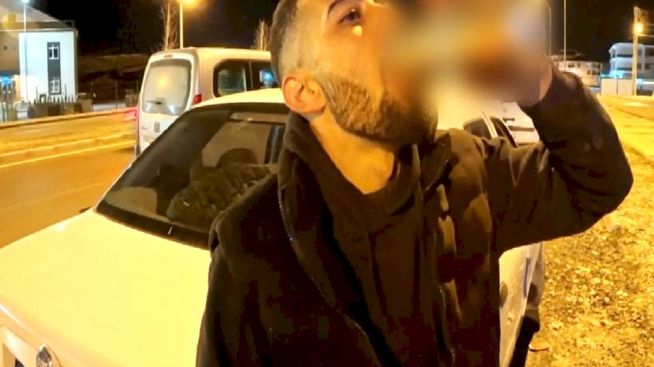 Aksaray'da alkollü yakalanan sürücü, ceza makbuzuyla içmeye devam etti