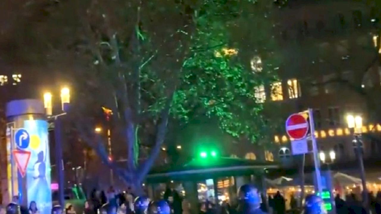 Almanya'da terör örgütü yandaşları polise saldırdı