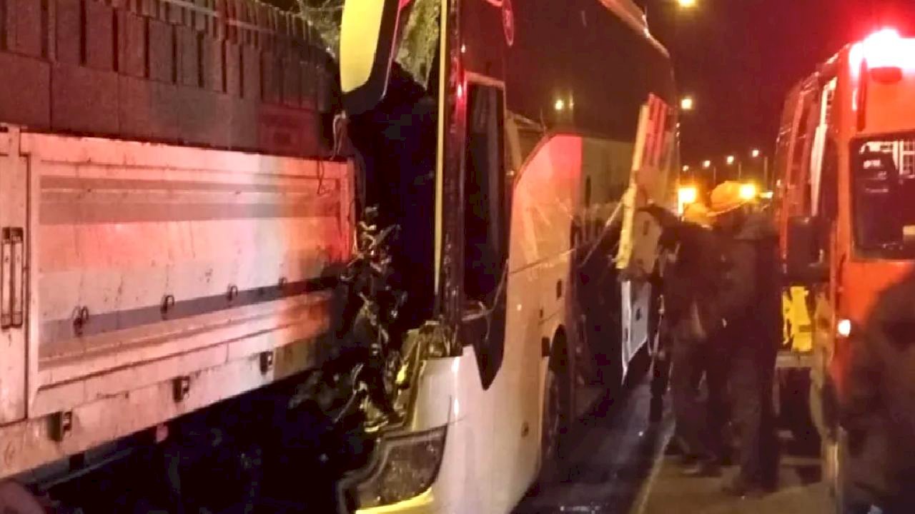 Anadolu Otoyolu'nda yolcu otobüsü TIR'a çarptı: 1 ölü, 3 yaralı