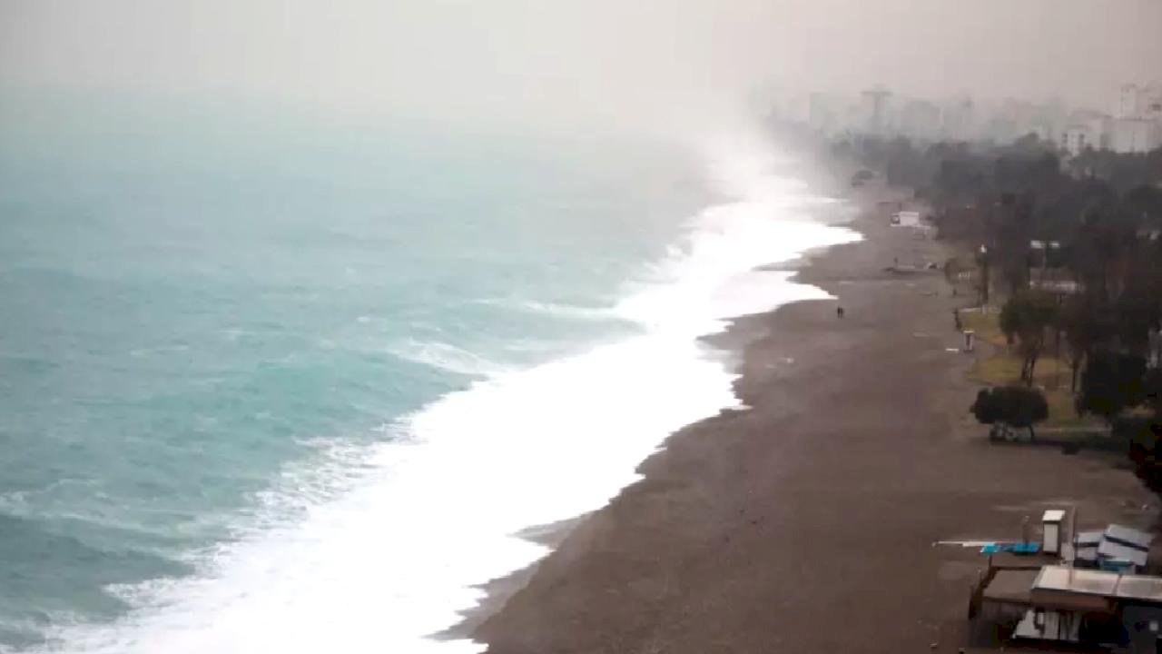 Antalya'da Şiddetli Yağış ve Dalgalar