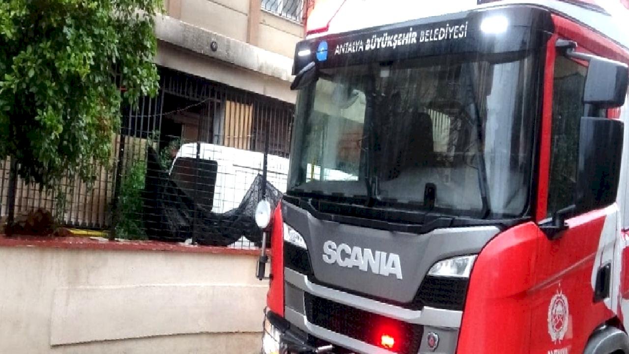 Antalya'da yaşlı adamı yangından komşuları kurtardı