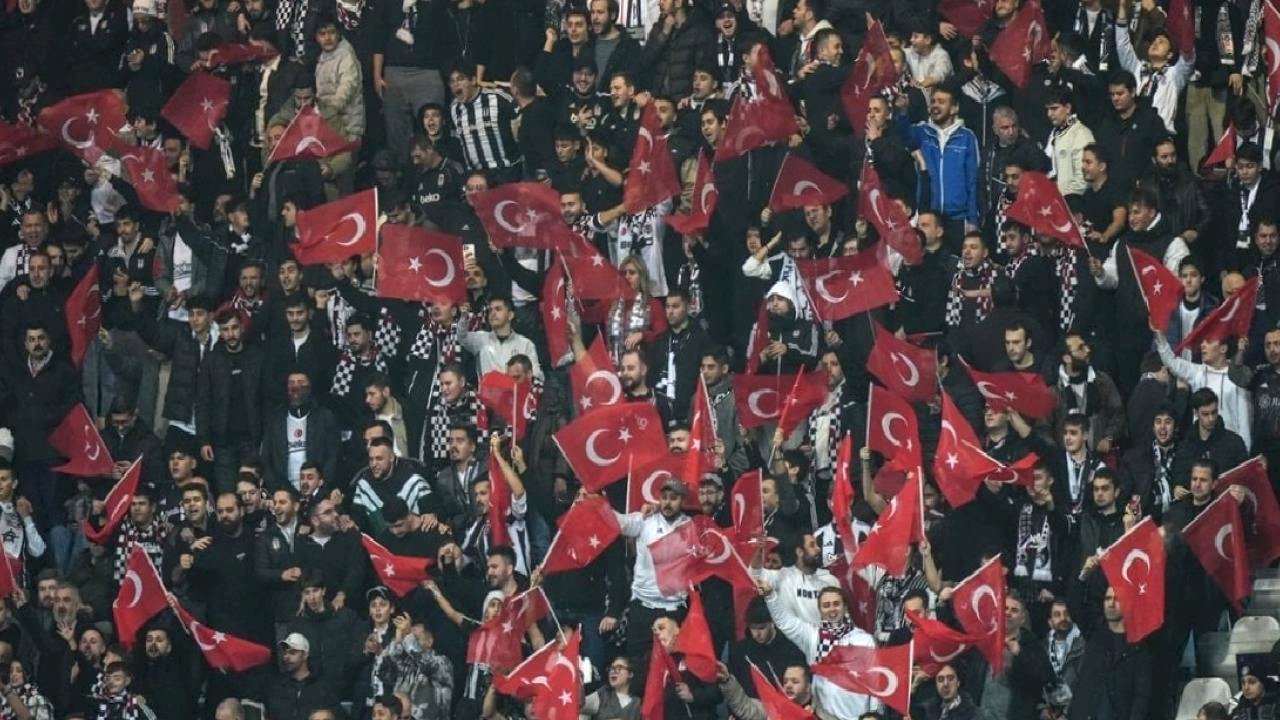 Beşiktaş taraftarından 'yönetim istifa' tepkisi