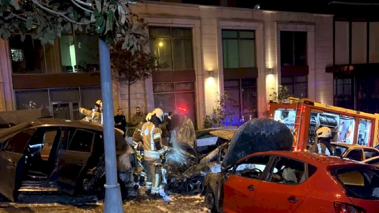 Beşiktaş'ta Park Halindeki Araçlar Yandı