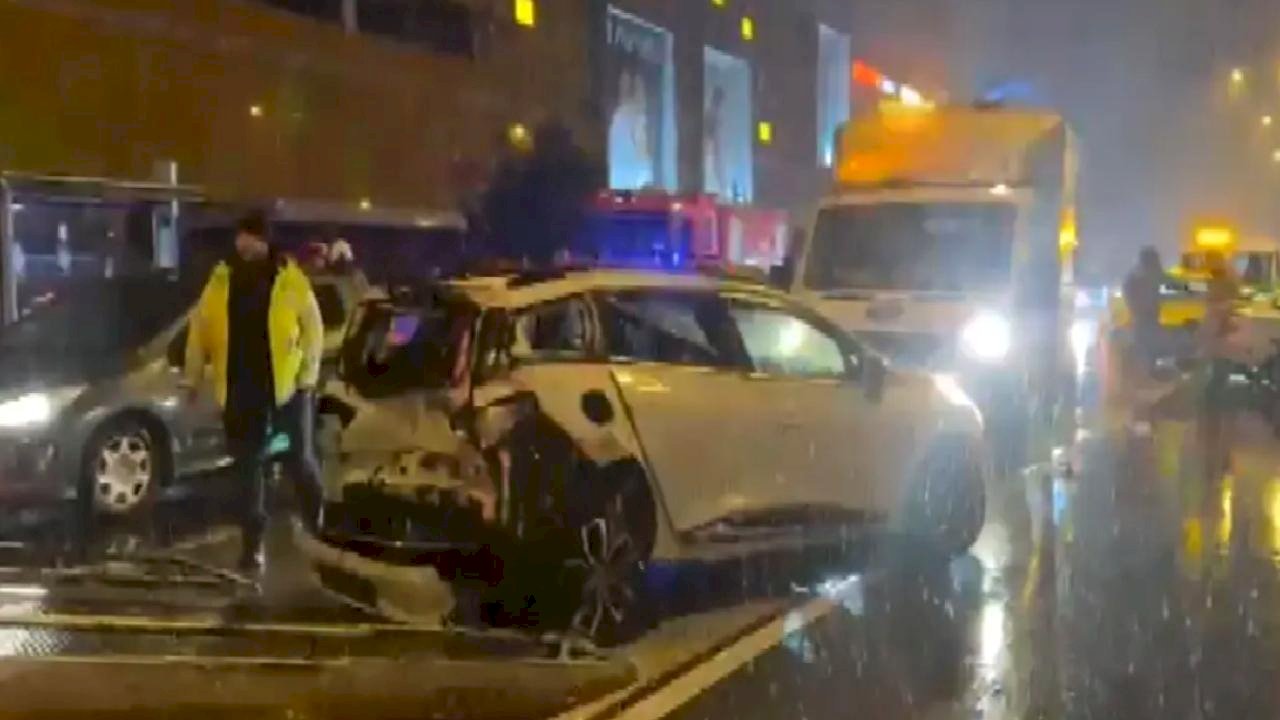 Beylikdüzü'nde Zincirleme Kazalar: 2 Yaralı