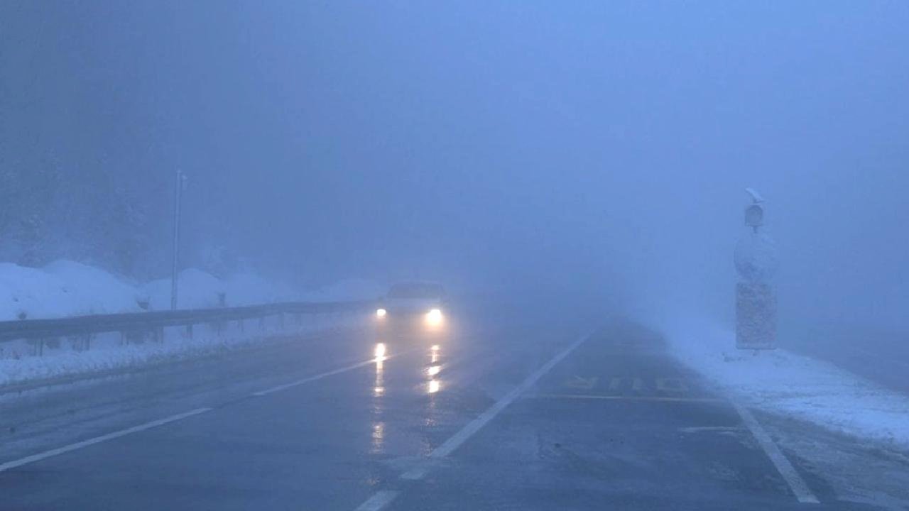 Bolu Dağı'nda sis ve hafif kar yağışı