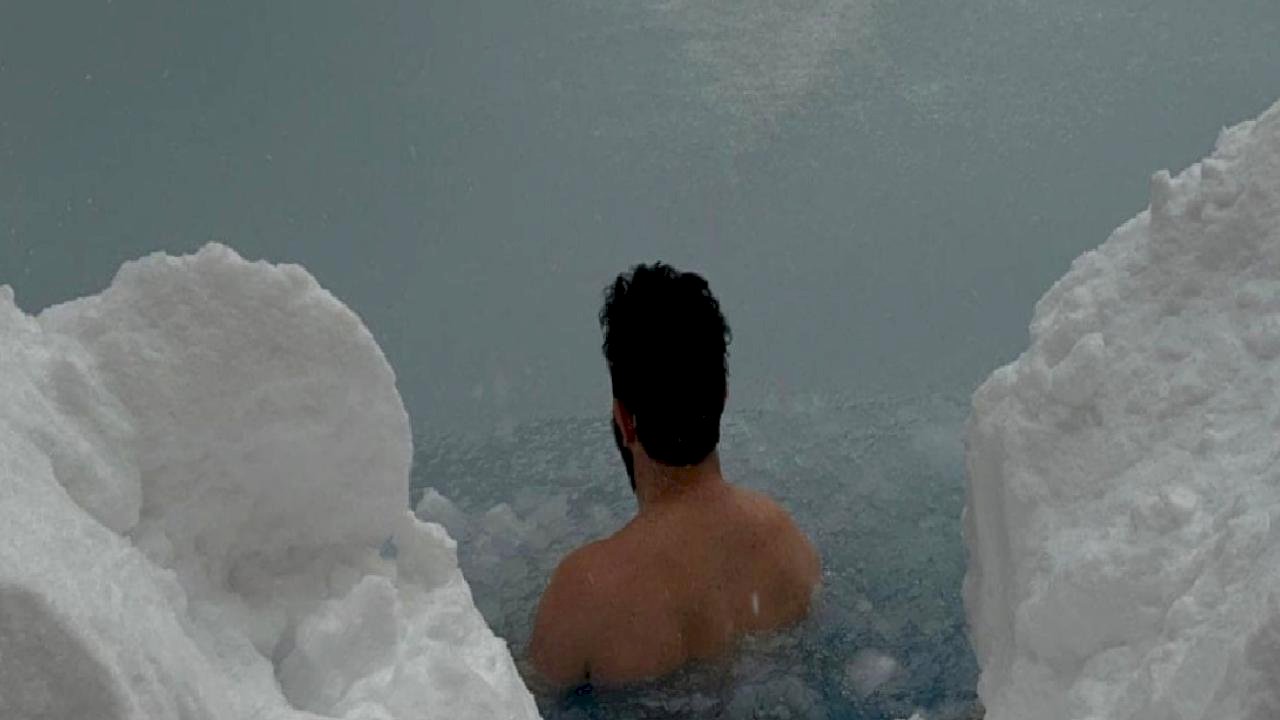 Bolu'da eksi 10 derecede buz gibi suya girdi