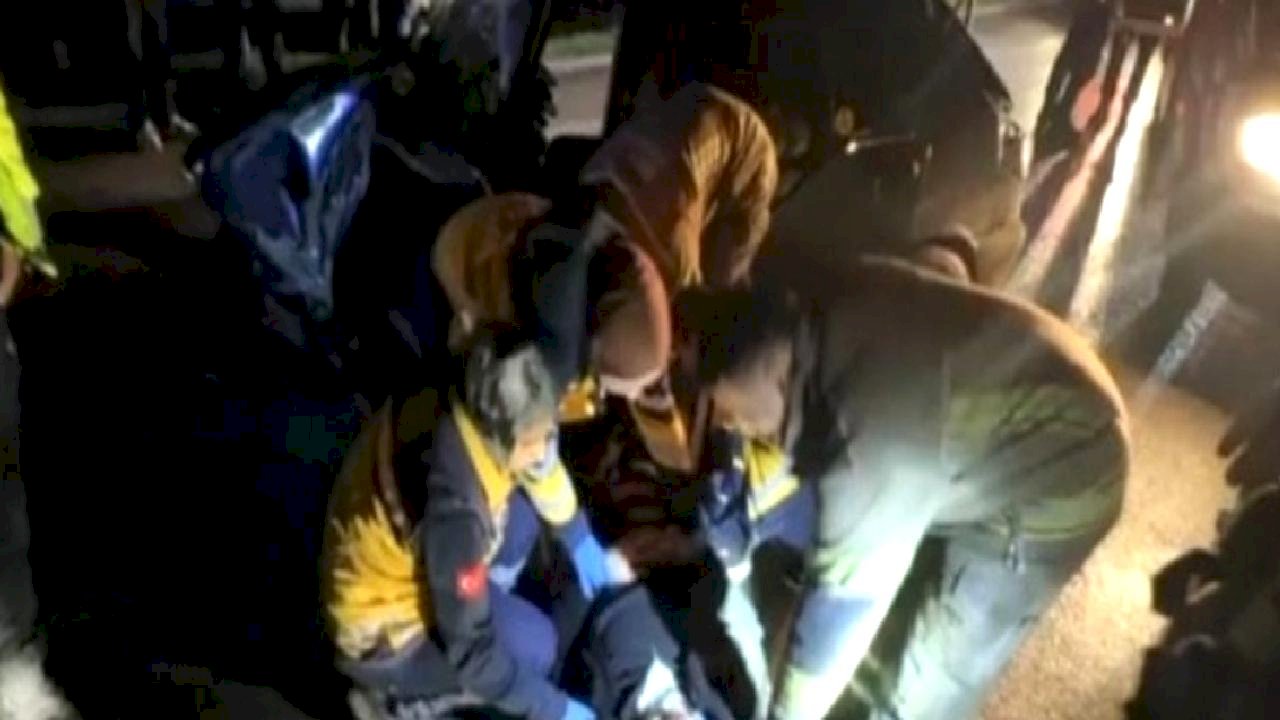 Bursa'da bariyerlere çarpan araçta 2 kişi ağır yaralandı