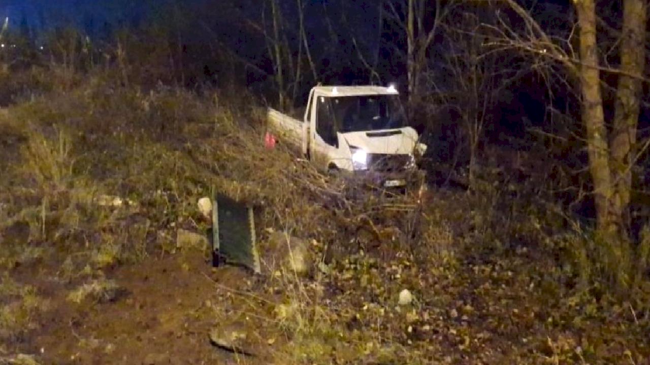 Bursa'da kamyonetin kopardığı bariyerler otomobillerin üzerine düştü