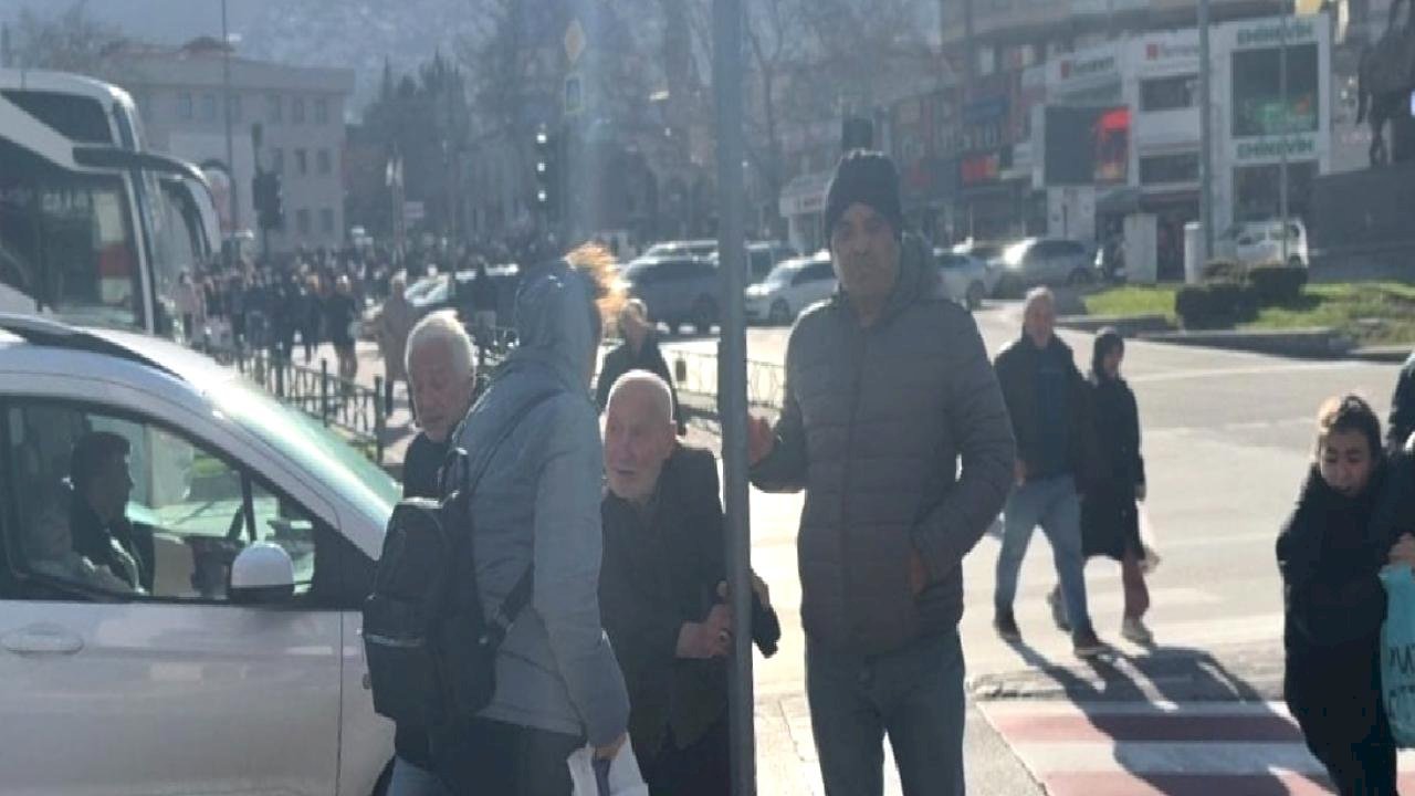 Bursa'da lodos nedeniyle trafik lambasına tutundular