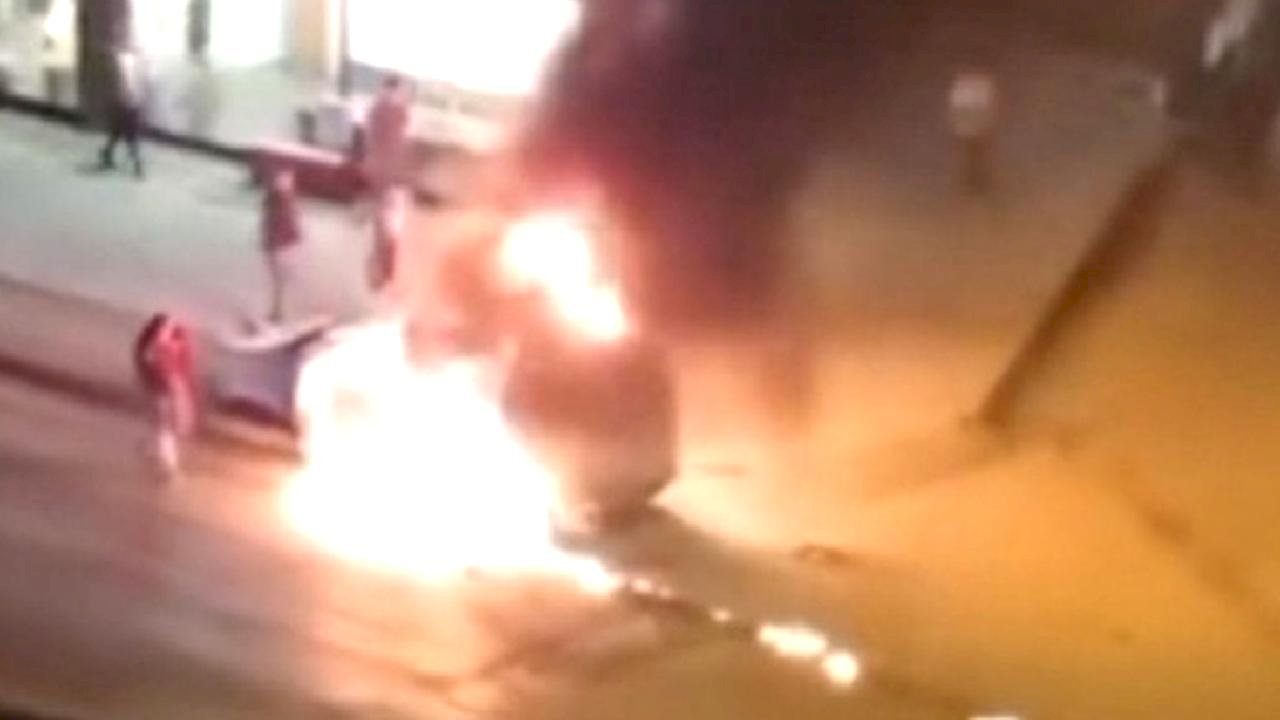 Bursa’da park halindeki araç alevlere teslim oldu