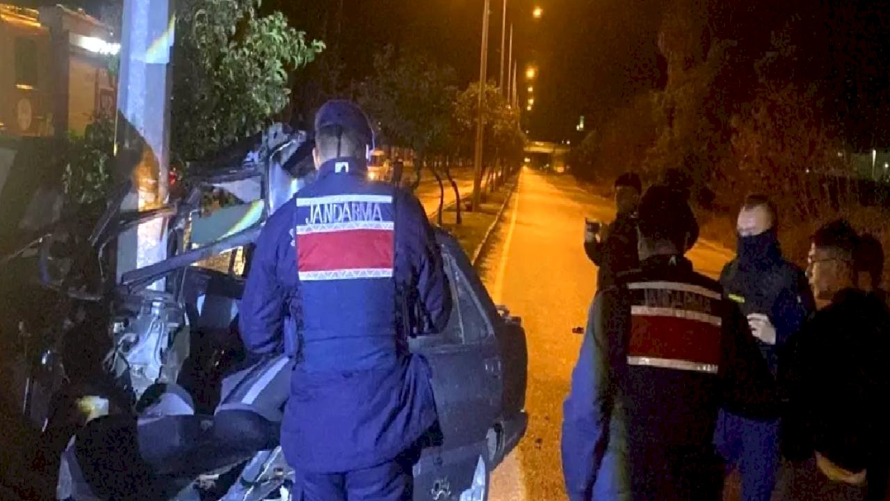 Ceyhan'da Kaza: Araç İkiye Bölündü