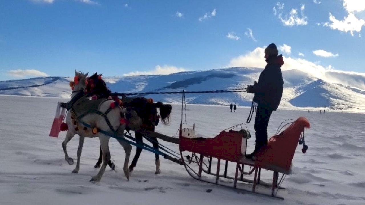 Çıldır Gölü buz tuttu, atlı kızak seferleri başladı