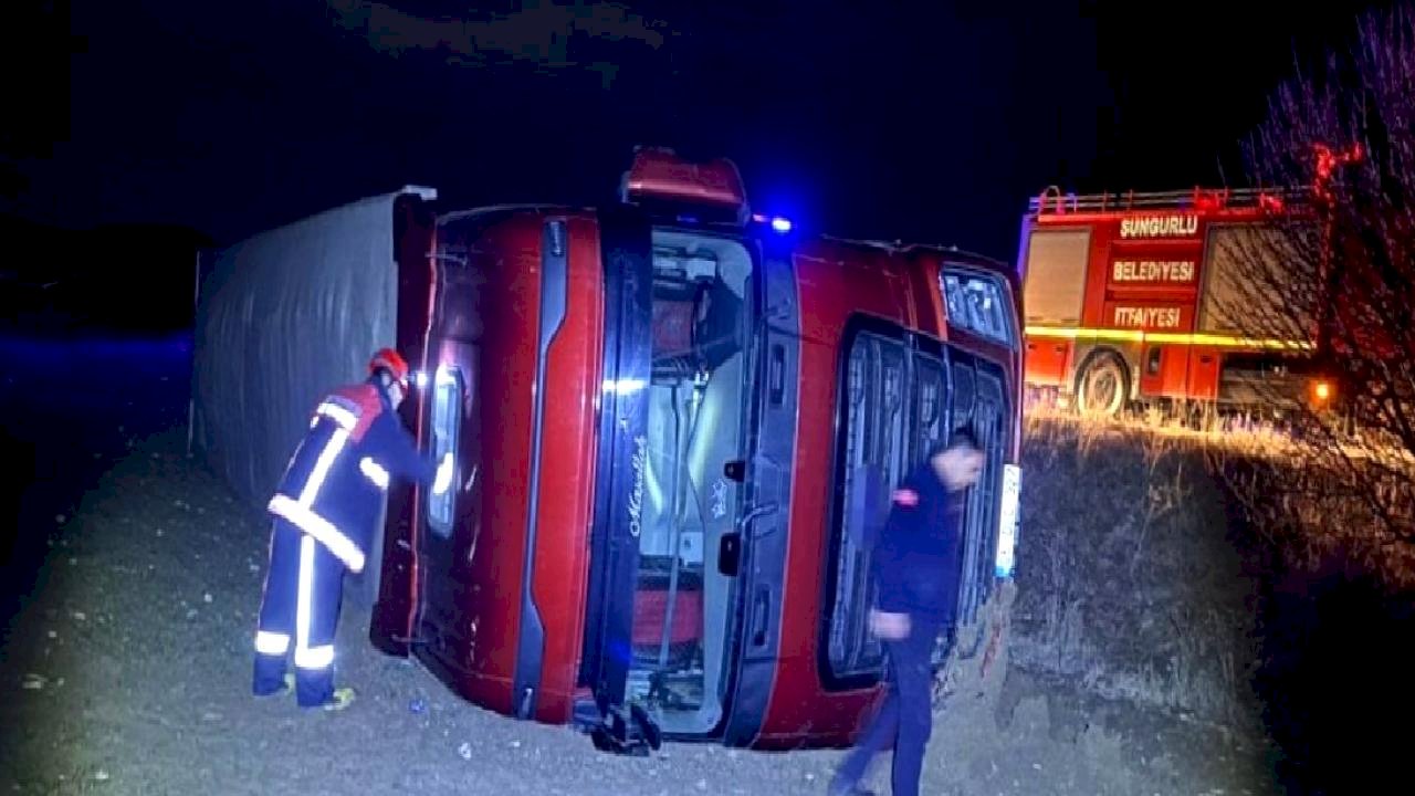 Çorum'da başıboş köpeğe çarpmamak için yaptığı manevra tırı devirdi
