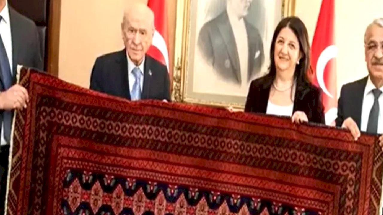 DEM heyeti, Öcalan'ın Bahçeli'ye hediye olarak gönderdiği kilimi vermiş