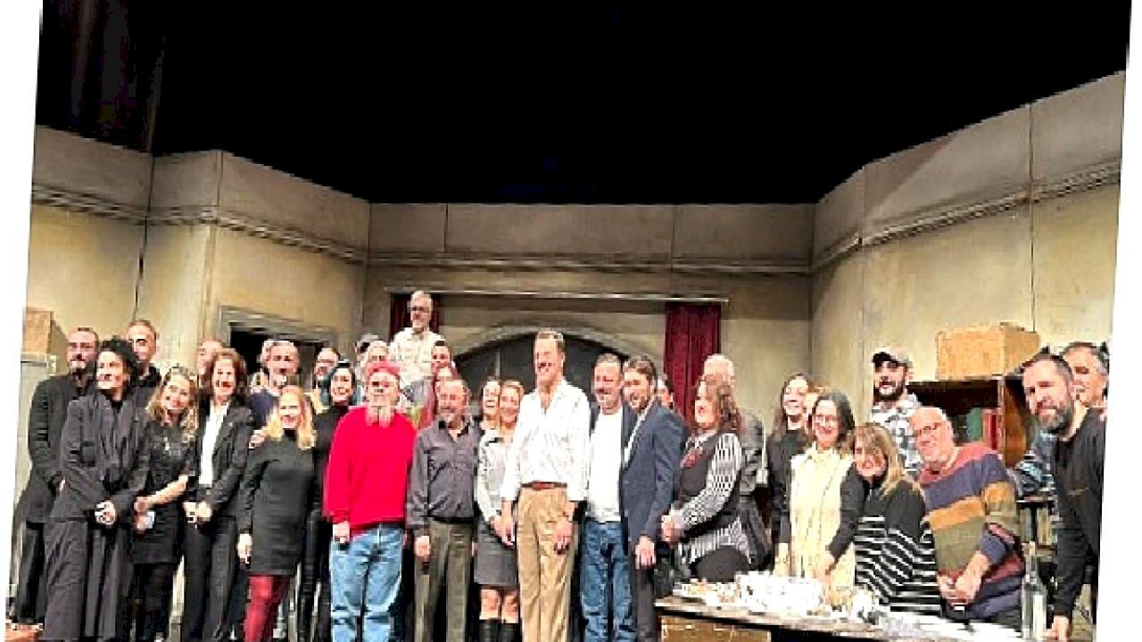 Devlet Tiyatrosu'nun Unutulmaz Oyunu "Profesyonel" Son Kez Sahnedeydi