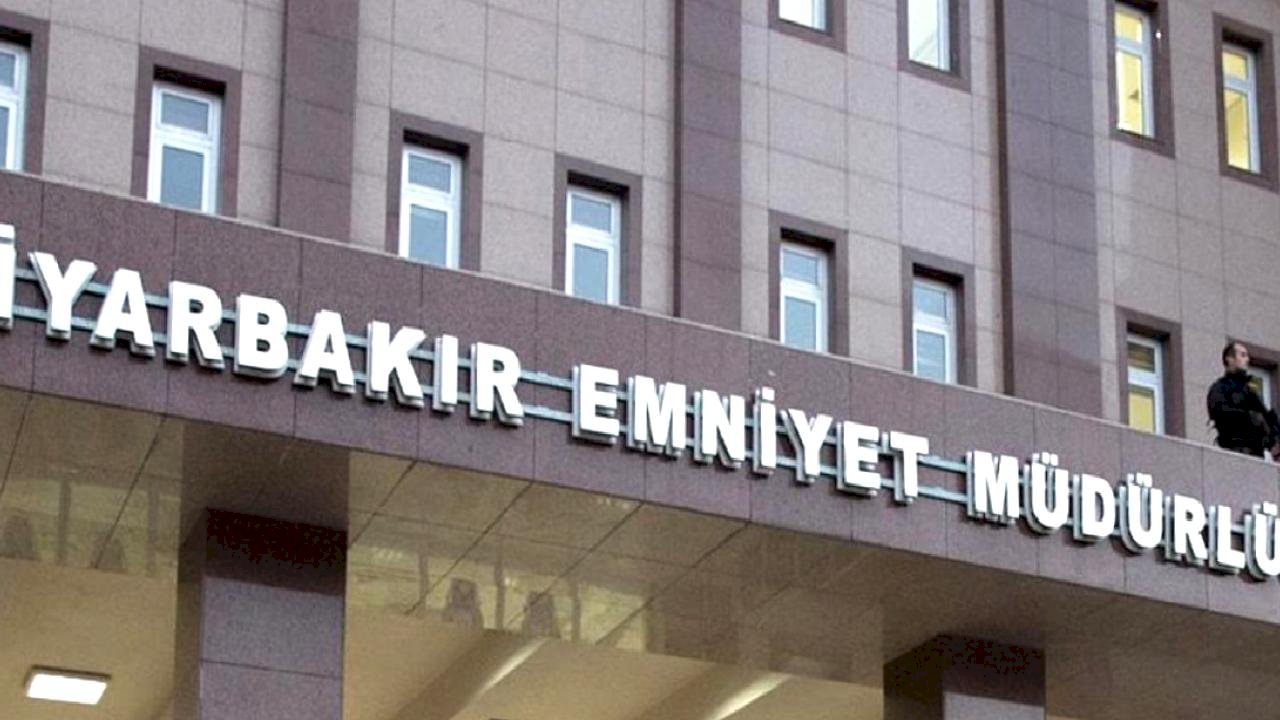 Diyarbakır İl Emniyet Müdürlüğü binası önüne patlayıcı atıldı