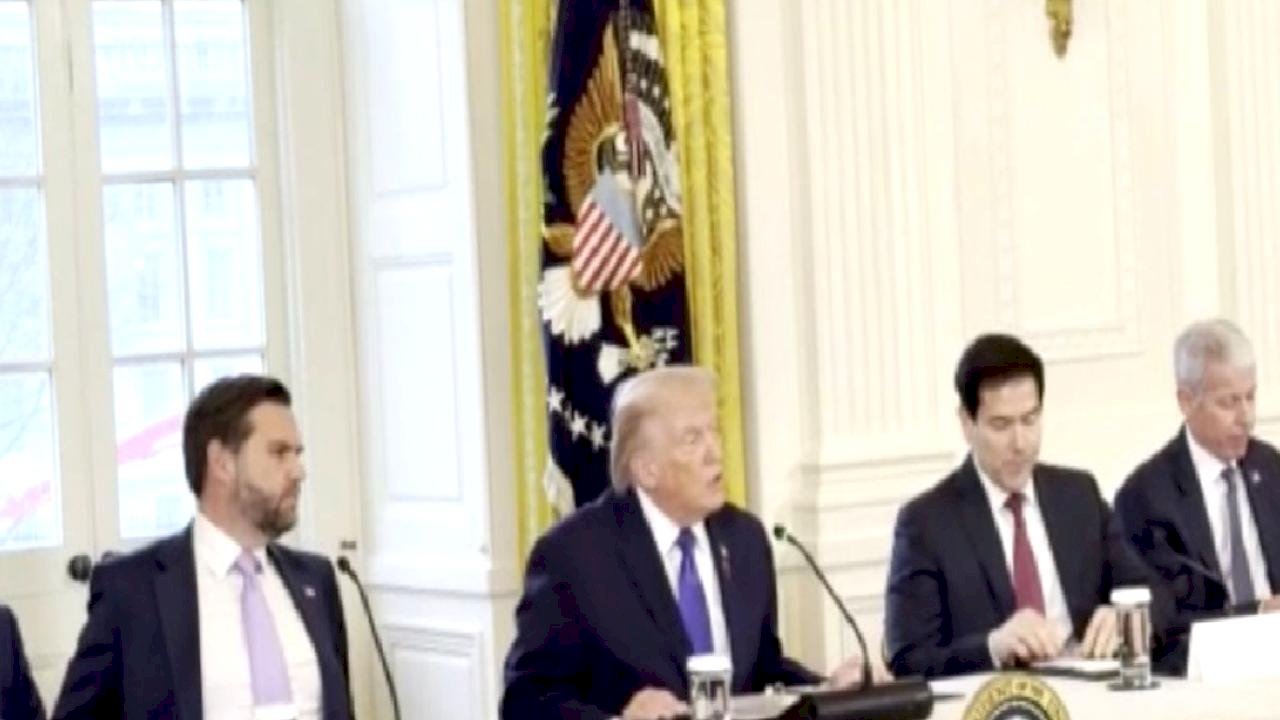 Donald Trump, Beyaz Saray'da petrol devleriyle Venezuela toplantısı düzenledi