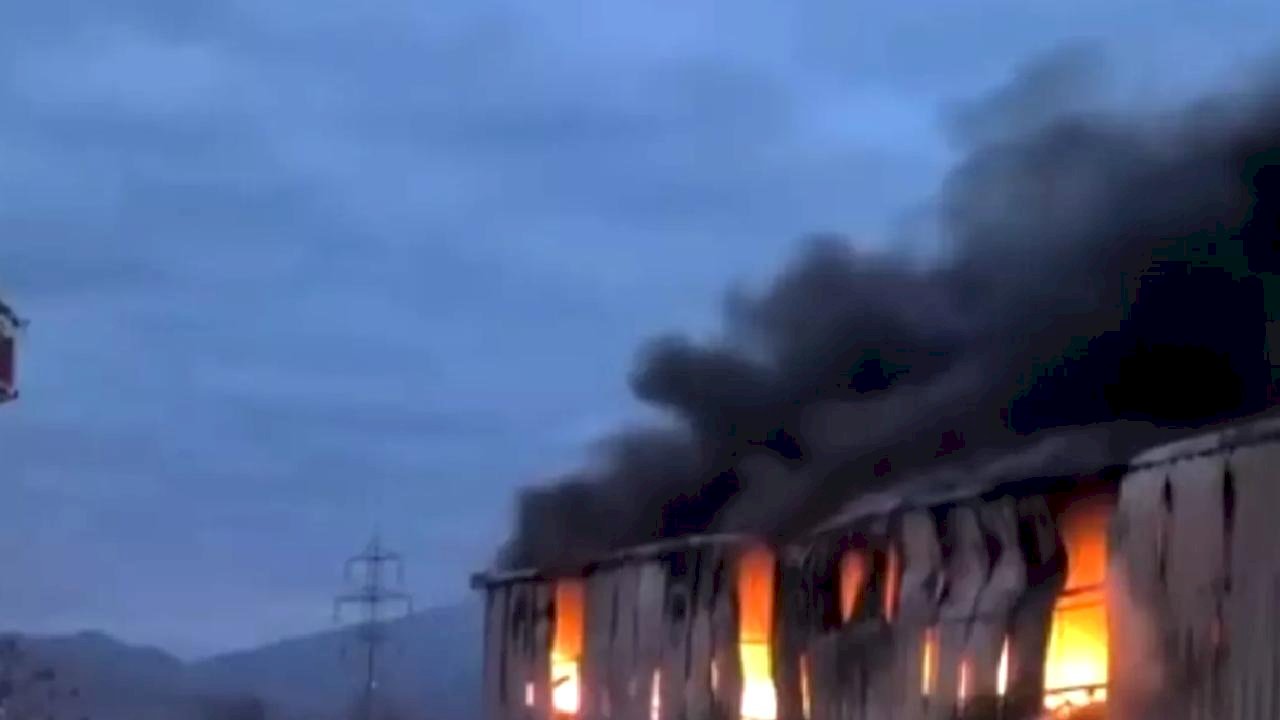 Dörtyol'da Lastik Deposunda Yangın