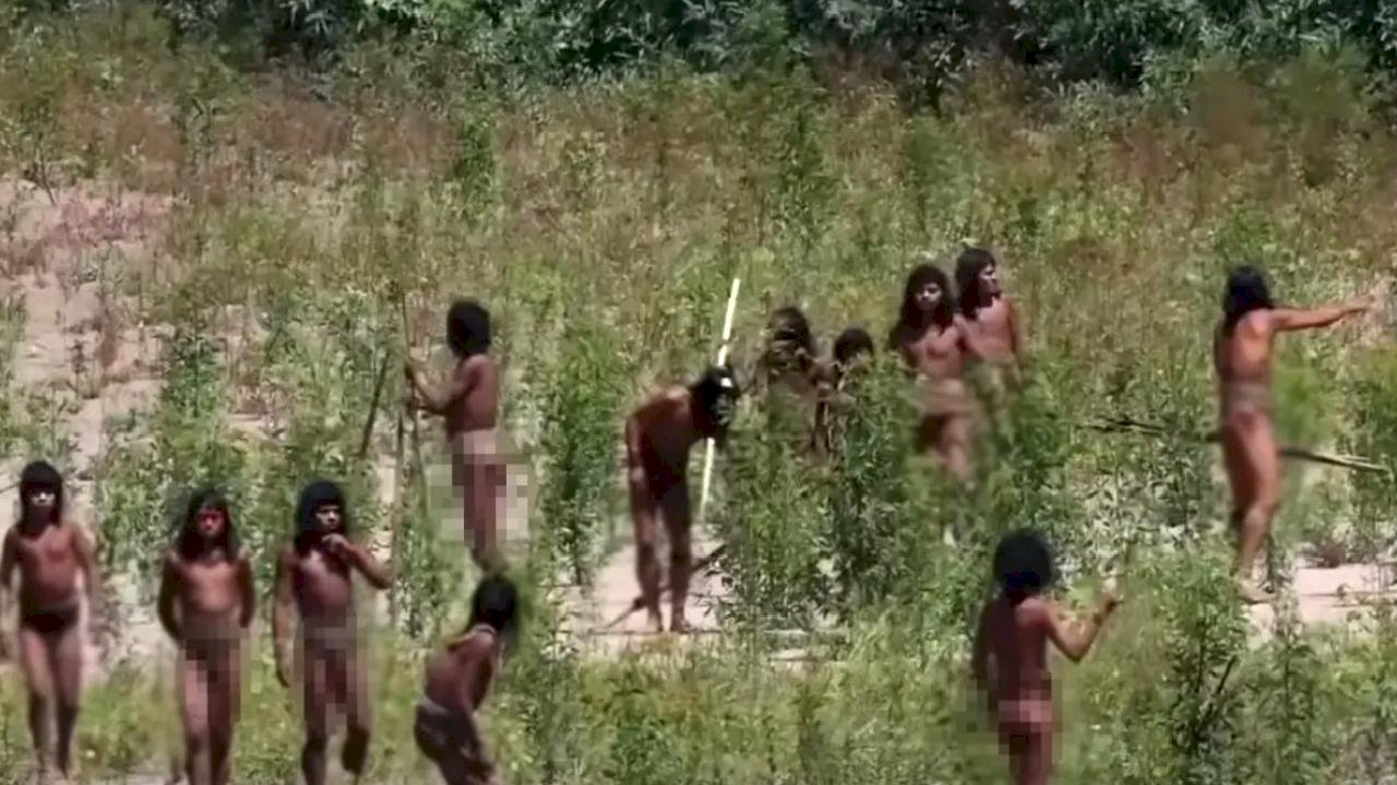 Dünyayla teması olmayan kabile ilk kez bu kadar yakından görüntülendi