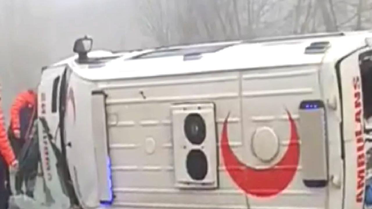 Düzce’de yoğun sis ambulansı yan yatırdı: 1 sağlık personeli yaralı