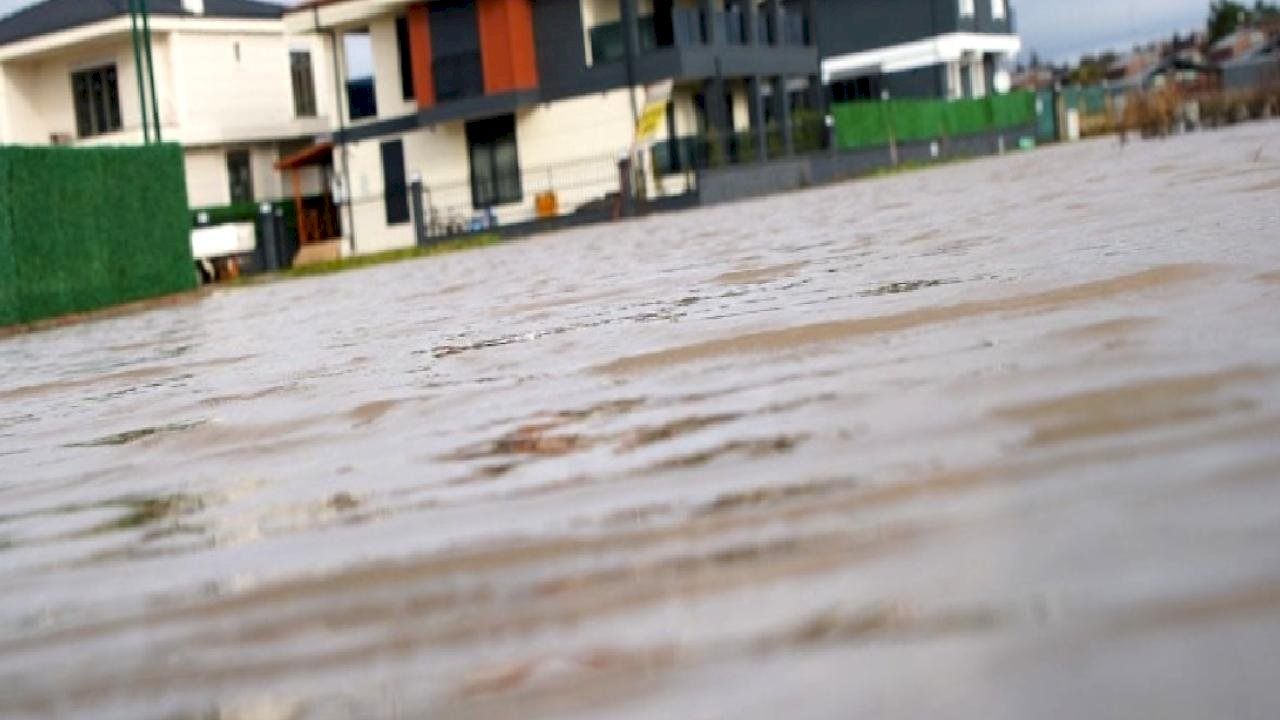 Edirne'de sağanak yağış villaları sular altında bıraktı