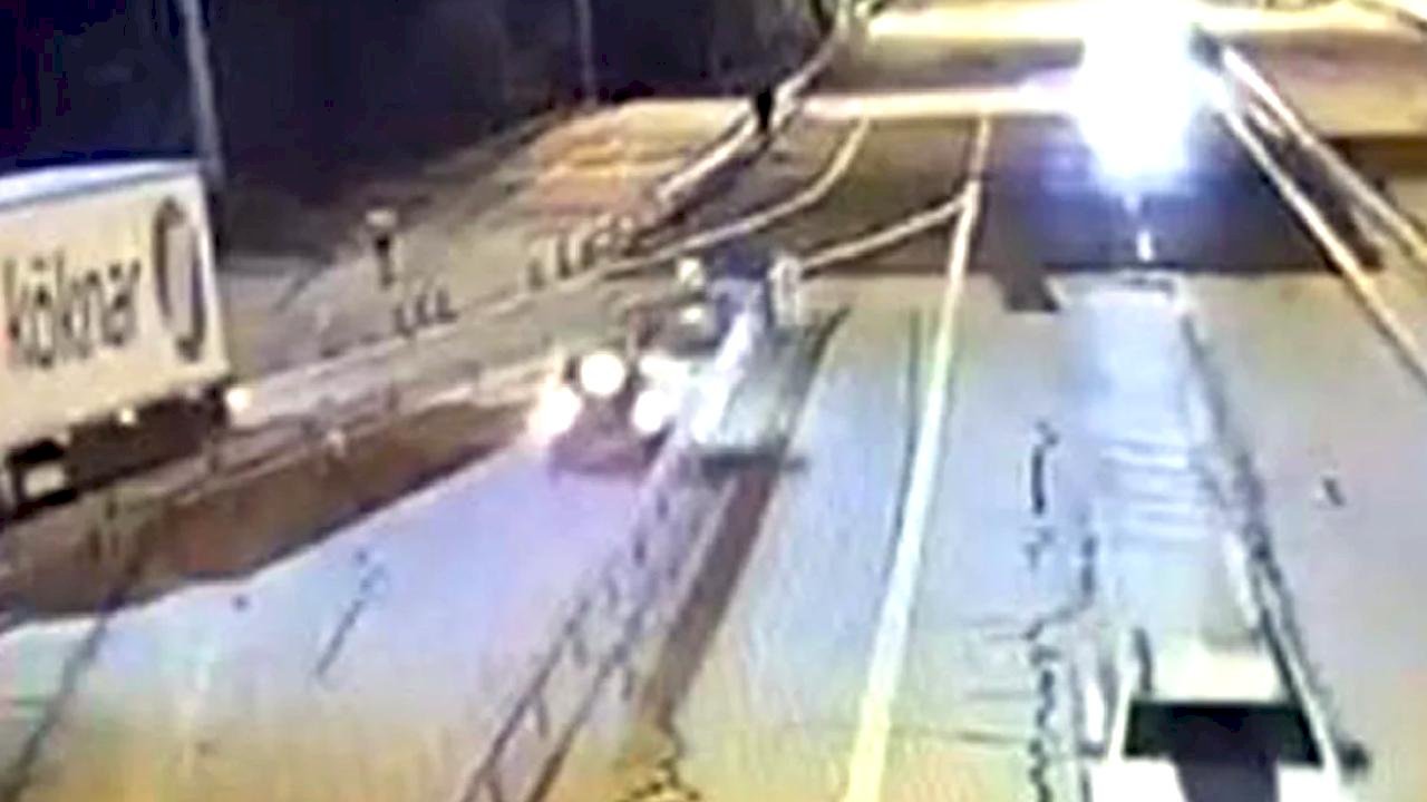 Edirne'de ters yöne giren alkollü sürücü bariyere çarptı: 2 yaralı